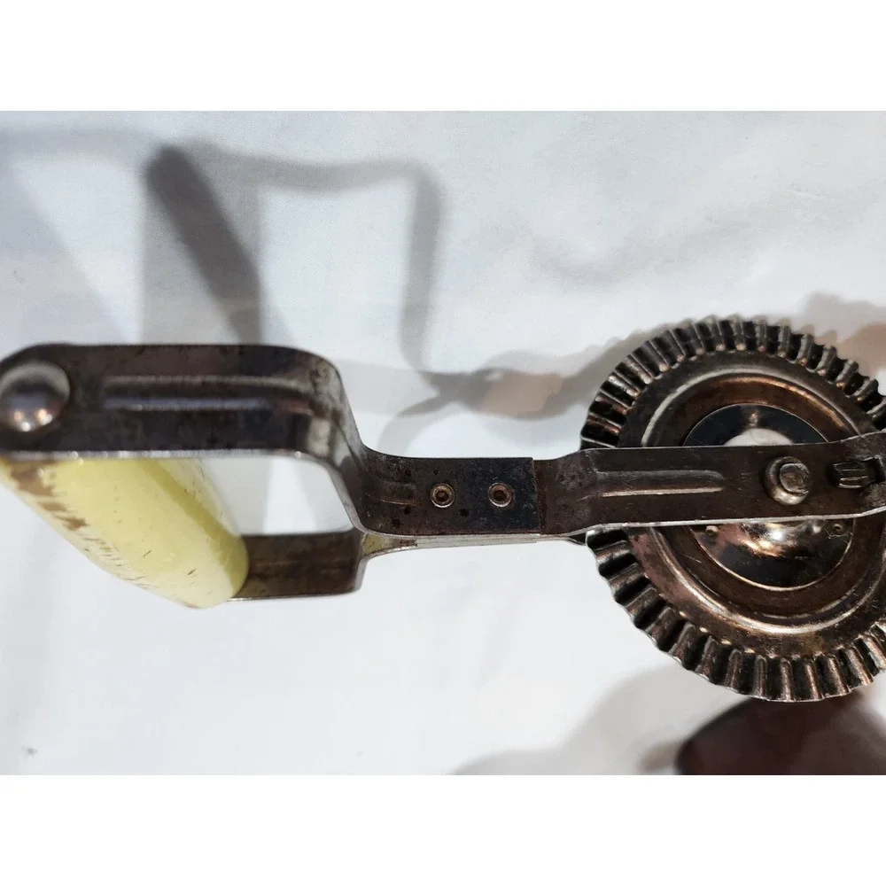 Vintage Hand Mixer- TAPLIN MFG CO. NEW BRITAIN CONN.USA & HULL OVENPROOF USA MUG